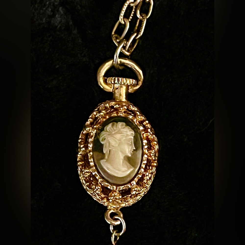 VTG Puff Gold Carved Cameo - Classic Cameo & Floral Tassel Necklace